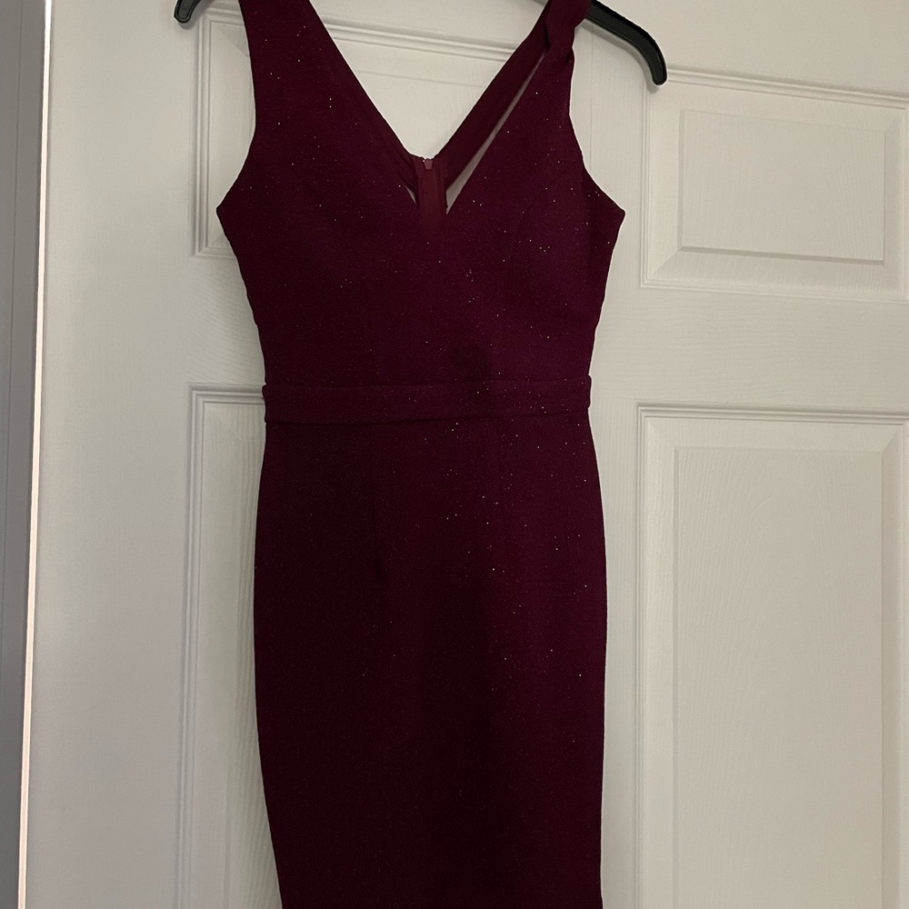 Beautiful dress bought at Macys and worn once to a Junior Winter Ball. Size 6